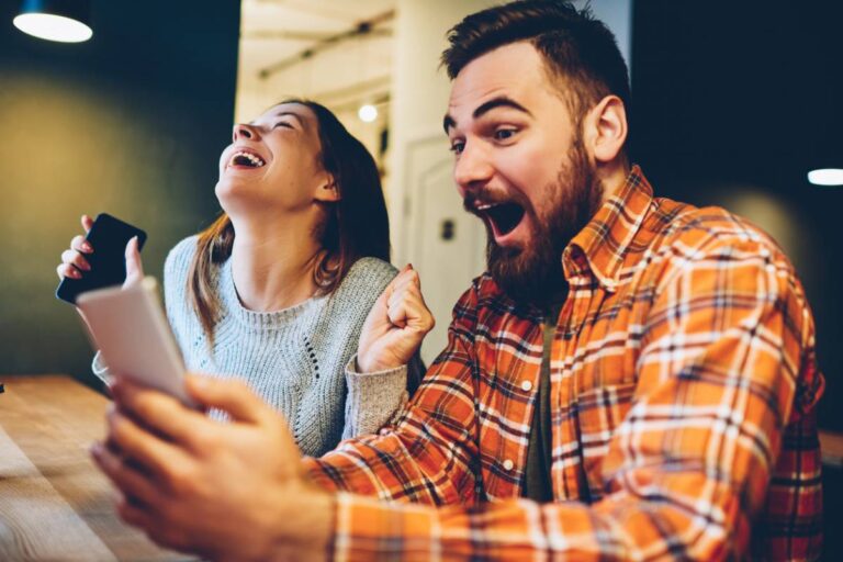 couple heureux d'avoir gagné un cadeau