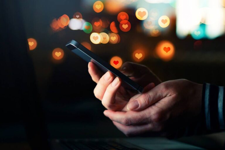 personne qui consulte un site de rencontre avec son smartphone