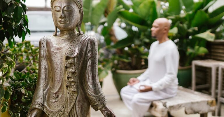 découvrez l'art des mudras, des gestes symboliques des mains issus de la tradition indienne, qui favorisent la méditation, l'harmonie et le bien-être. apprenez comment ces postures peuvent améliorer votre santé mentale et physique au quotidien.