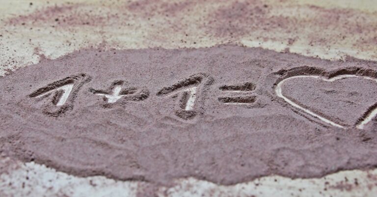 découvrez les clés d'une relation épanouissante : communication, confiance et complicité. explorez des conseils pratiques pour renforcer vos liens et naviguer à travers les défis amoureux.