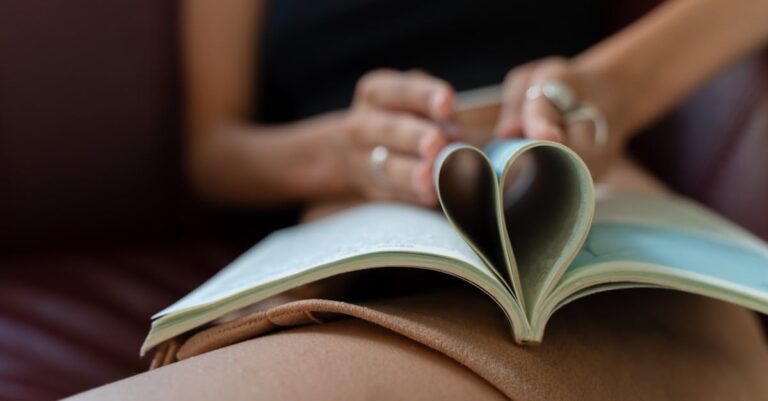 découvrez la beauté et l'intensité de la poésie d'amour. plongez dans des vers émouvants qui capturent les émotions, les passions et les rêves d'une romance éternelle. laissez-vous envoûter par les mots qui inspirent et résonnent avec l'âme.