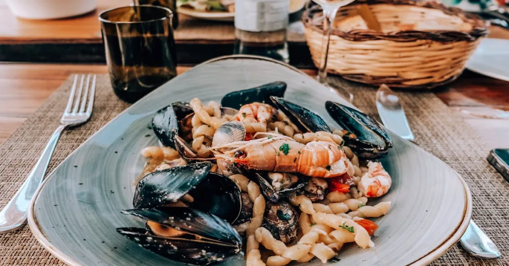 découvrez l'univers savoureux des moules, un délice maritime plein de nutriments et de saveurs. apprenez des recettes simples et créatives pour cuisiner les moules à la maison et impressionner vos proches avec des plats raffinés!