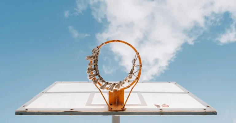 découvrez la durée des matchs de basketball : règles, temps de jeu et pauses. informez-vous sur les différents formats et comment la gestion du temps influence le rythme du jeu.