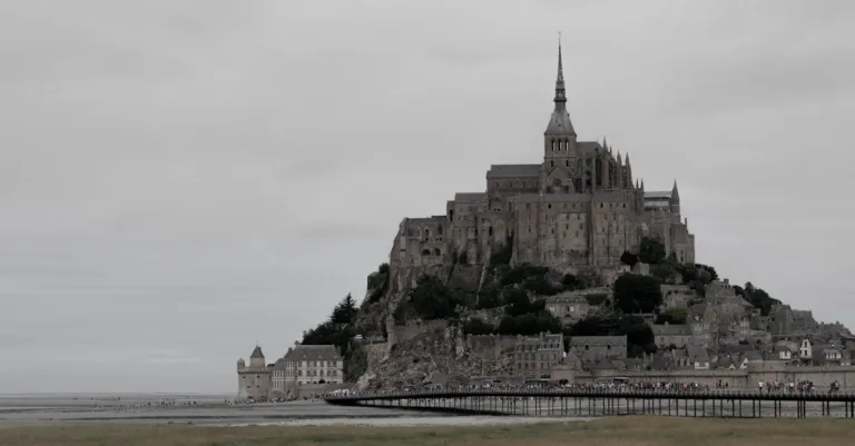 découvrez la durée idéale pour visiter le mont saint-michel, un incontournable de la france. explorez ses merveilles architecturales, ses paysages époustouflants et son histoire fascinante pour planifier une excursion inoubliable.