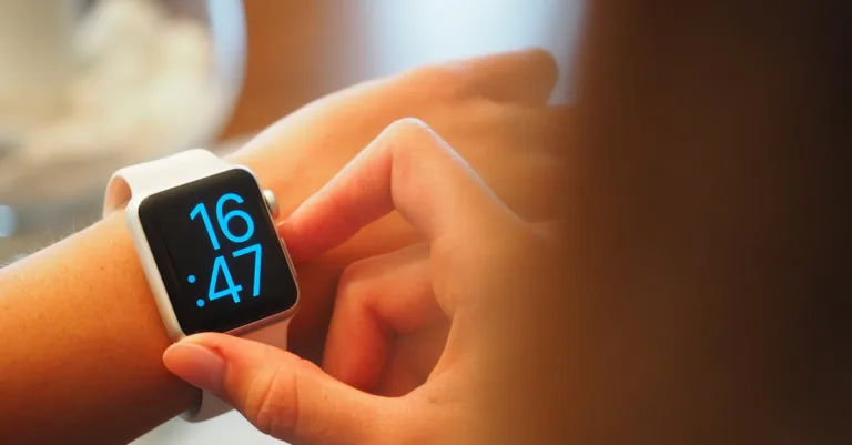 découvrez la smartwatch ultime alliant technologie avancée et design moderne. suivez votre activité quotidienne, surveillez votre santé et restez connecté en toute simplicité. idéale pour les sportifs et les amateurs de gadgets, cette montre intelligente est votre compagnon parfait au quotidien.