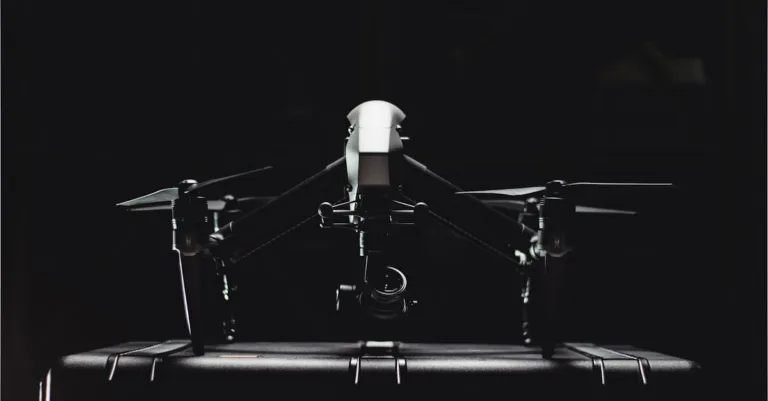 découvrez le monde fascinant des drones, de leur utilisation dans la photographie aérienne à leur rôle dans la livraison de colis. apprenez tout sur les différents types de drones, les réglementations en vigueur et les dernières innovations technologiques qui révolutionnent l'aviation.