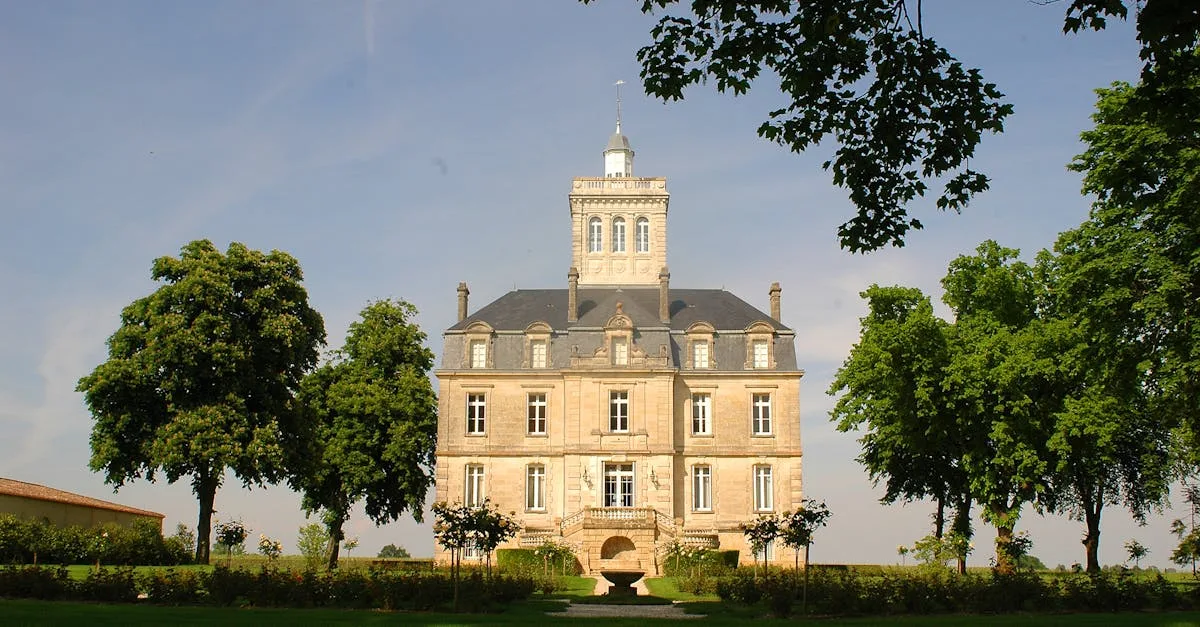 découvrez l'élégance intemporelle d'un château, symbole de patrimoine et d'histoire. explorez ses vastes jardins, son architecture majestueuse et plongez dans le luxe de la vie aristocratique. un voyage inoubliable à travers le temps vous attend.