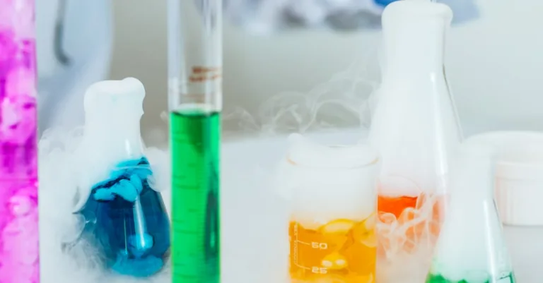 découvrez le monde fascinant de l'azote liquide, ses applications scientifiques, industrielles et culinaires. apprenez comment il est utilisé pour la cryogénie, la conservation des aliments et même dans des expériences spectaculaires en cuisine. plongez dans les propriétés uniques de cette substance et son impact dans divers domaines.