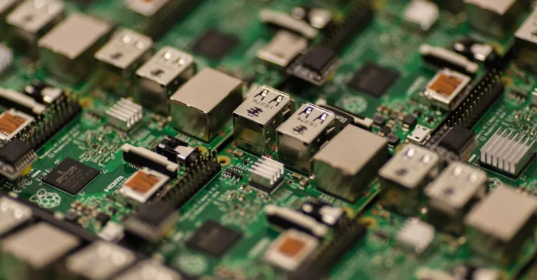 découvrez le raspberry pi, un mini-ordinateur puissant et polyvalent qui vous permet de réaliser des projets embarqués, de la programmation, ou encore de créer votre propre serveur. idéal pour les passionnés de technologie et les débutants, le raspberry pi ouvre la porte à une multitude de possibilités ludiques et éducatives.