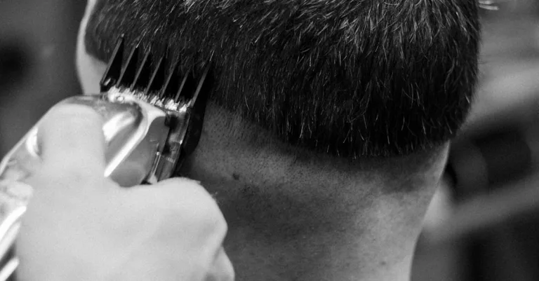 découvrez le fade haircut, une coupe tendance qui allie style et élégance. apprenez les différentes variantes de ce look moderne qui s'adapte à toutes les morphologies et à tous les types de cheveux. obtenez des conseils d'entretien pour garder votre coupe impeccable.
