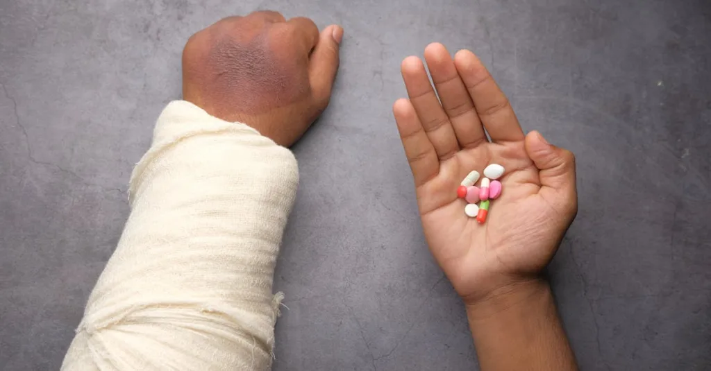 découvrez les causes, symptômes et traitements efficaces pour soulager la douleur au poignet et prévenir les blessures courantes liées à cette articulation fragile.