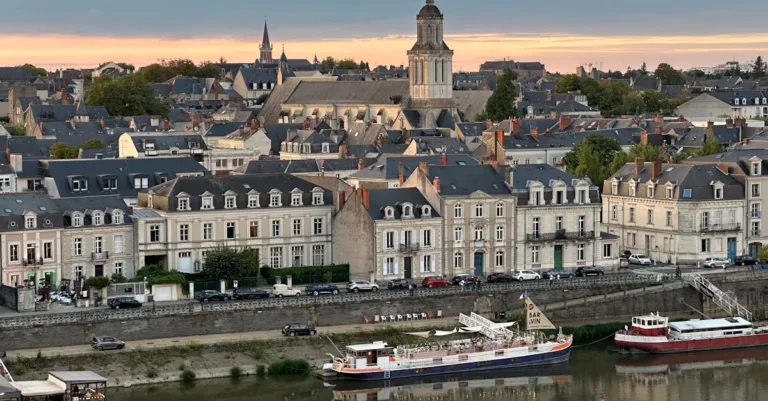 découvrez les tarifs et les options de visite du château de la motte husson, une magnifique demeure historique à découvrir en mayenne.