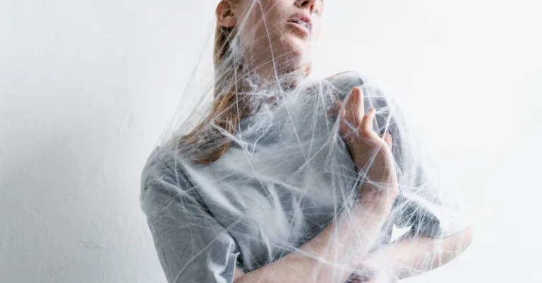 découvrez tout sur l'hypersensibilité : symptômes, causes, conseils pratiques et solutions pour mieux vivre avec une sensibilité accrue au quotidien.