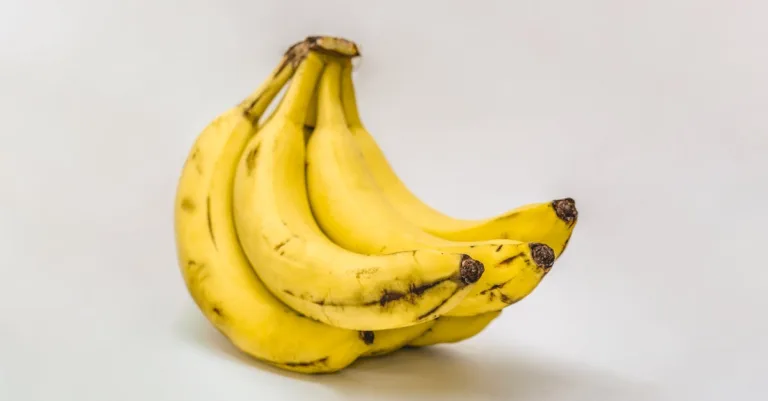 découvrez les interactions possibles entre la banane et les anticoagulants, leurs effets sur la santé, et les précautions à prendre pour éviter les risques.
