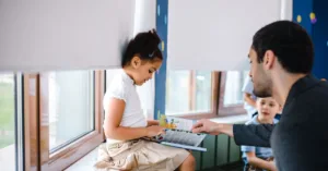 découvrez l'importance de l'alphabétisation précoce pour le développement des compétences en lecture et écriture chez les jeunes enfants.